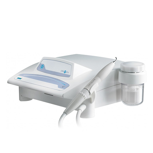 Air-Max d'ACTEON est un aéropolisseur de prophylaxie de table. Nouvelle pièce à main ProphyPen autoclavable avec buse en titane déconnectable. Réchauffeur d’eau intégré pour le confort du patient. Nouveau cordon à réglage de spray intégré. Nouveaux raccords rapides pour le branchement à l’eau et à l’air. Programme de maintenance automatique. Pression eau : 1 à 5 bars - Pression air : 4,5 à 6 bars. Garantie 1 an. Air-Max avec cordon à réglage de spray intégré.