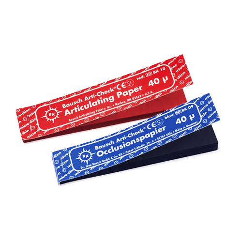 Papier d'occlusion Arti-Check micromince 40µ de BAUSCH. Colorant sur les 2 faces. Des microcapsules éclatent à la pression. Marquage très précis et sélectif. Sans aucune bavure. Couleurs disponibles : bleu, rouge, pour différencier les points de contact centrés et excentrés. Présentation en carnets de 200 bandes étroites (70 x100 mm).