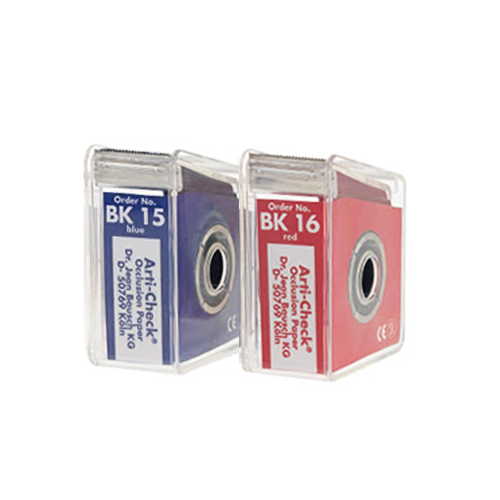 Papier d'occlusion Arti-Check micromince 40µ de BAUSCH. Colorant sur les 2 faces. Des microcapsules éclatent à la pression. Marquage très précis et sélectif. Sans aucune bavure. Couleurs disponibles : bleu, rouge, pour différencier les points de contact centrés et excentrés. Présentation en rouleau de 10 m en distributeur, largeur 22 mm.
