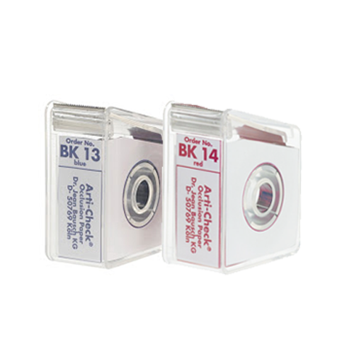 Papier d'occlusion Arti-Check micromince 40µ de BAUSCH. Colorant sur les 2 faces. Des microcapsules éclatent à la pression. Marquage très précis et sélectif. Sans aucune bavure. Couleurs disponibles : bleu, rouge, pour différencier les points de contact centrés et excentrés. Présentation en rouleau de 15 m en distributeur, largeur 16 mm.