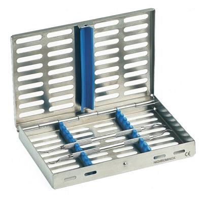 Fabriqués en inox et silicone, elles sont conçues pour résister à toutes les solutions de désinfection. Conviennent aux ultrasons. Ensachage possible. Fixation sûre des instruments grâce aux portes-instruments en silicone. Couleur : Bleue. Couvercle détachable. Autres coloris disponibles.