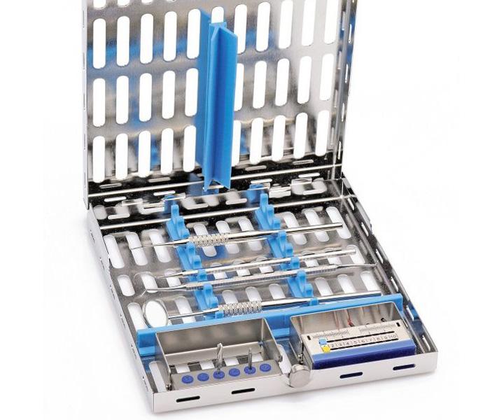 Fabriqués en inox et silicone, elles sont conçues pour résister à toutes les solutions de désinfection. Conviennent aux ultrasons. Ensachage possible. Fixation sûre des instruments grâce aux portes-instruments en silicone. Couleur : Bleue. Couvercle détachable. Autres coloris disponibles.