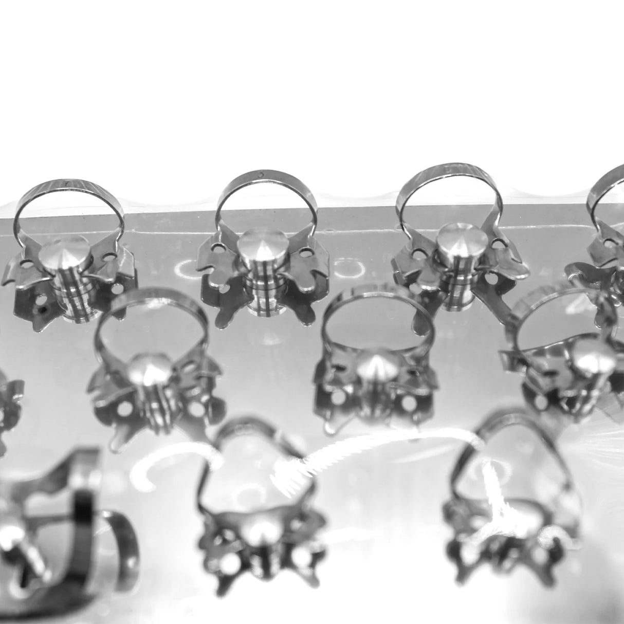 Kit complet de crampons pour prémolaires et molaires, présenté sur un plateau autoclavable - Fabriqué en Italie par Asa Dental - oofti.fr