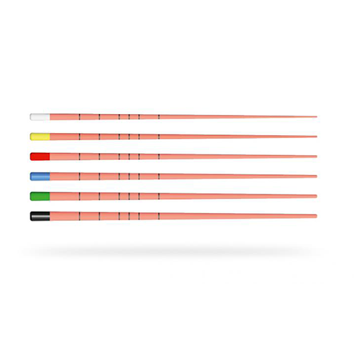 La Gutta Percha, produit dérivé du latex naturel, est enrichie avec notamment de l’oxyde de zinc ou des résines pour améliorer ses propriétés chimico-physiques.  Pointes de précision roulées et produites dans le respect des exigences d’hygiène les plus sévères. Elles sont rigides pour ne pas se plier lors de leur insertion et restent assez flexibles pour une utilisation dans les canaux courbes. Leur malléabilité est aussi idéale pour permettre une obturation optimale