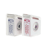 Papier d'occlusion Arti-Check micromince 40µ de BAUSCH.  Colorant sur les 2 faces. Des microcapsules éclatent à la pression. Marquage très précis et sélectif. Sans aucune bavure.  Couleurs disponibles : bleu, rouge, pour différencier les points de contact centrés et excentrés.  Présentation en rouleau de 15 m en distributeur, largeur 16 mm.