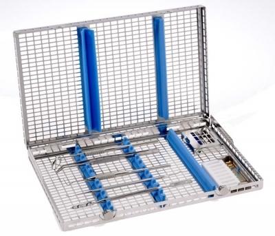 Idéales pour le nettoyage en thermo-laveur. Ultra-ajourées. Compatibles avec tous les modes de stérilisation. Tout nouveau système de fermeture ( avec boutons rotatifs). En inox et silicone. Autres coloris disponibles sur demande.  DM Classe I. Fabricant: Nicrominox.